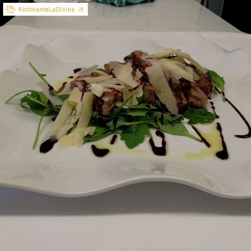 Tagliata di manzo con rucola, grana e aceto balsamico